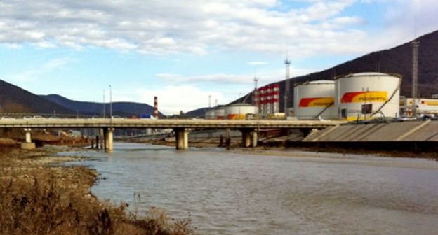 Нефтепровод "Роснефть" на берегу реки Туапсе. Фото Анны Грицевич для "Кавказского узла"