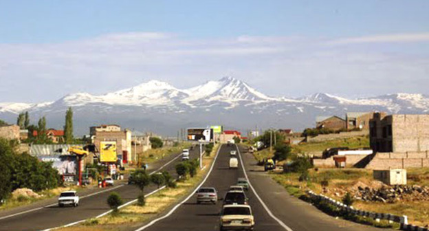 Город Евгард в Армении. Фото: rolfcosar http://foto-planeta.com/