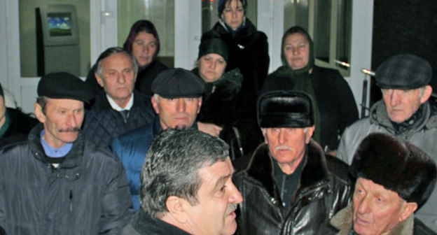 Представители защиты и сторонники Курман-Али Байчорова у здания Предгорного районного суда после окончания судебного процесса. Ставропольский край, 29 декабря 2014 г. Фото Магомеда Туаева для "Кавказского узла"