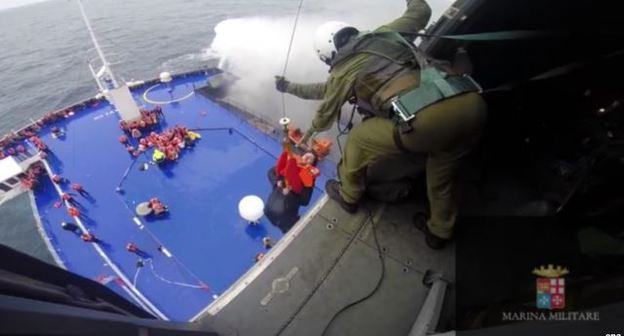 Cпасательная операция парома "Норман Атлантик" во время пожара в Адриатическом море 28 декабря 2014 года. Фото svoboda.org