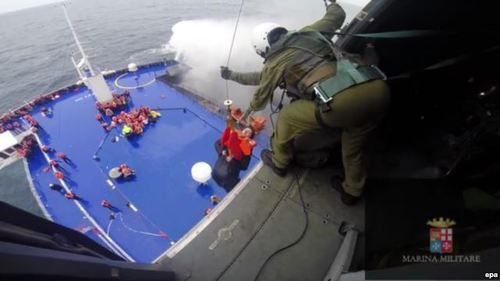 Cпасательная операция парома "Норман Атлантик" во время пожара в Адриатическом море 28 декабря 2014 года. Фото svoboda.org
