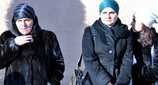 Семья имама Байчорова (в центре - супруга Фатима Алиева с дочерью) возле здания Предгорного районного суда Ставропольского края 29 декабря 2014 года. Фото Магомеда Туаева для "Кавказского узла"