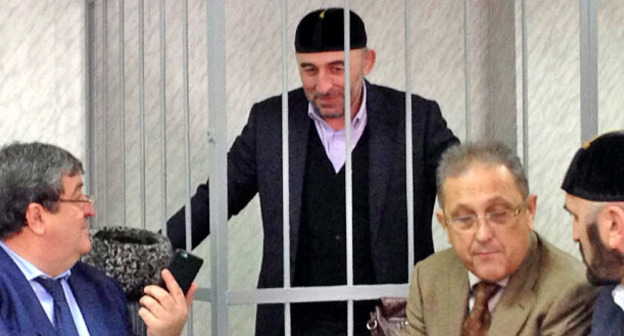 Курман-али Байчоров зале суда, слева адвокат – Алауди Мусаев. Фото Магомеда Магомедова для «Кавказского узла»