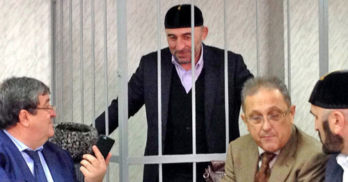 Курман-али Байчоров зале суда, слева адвокат – Алауди Мусаев. Фото Магомеда Магомедова для «Кавказского узла»