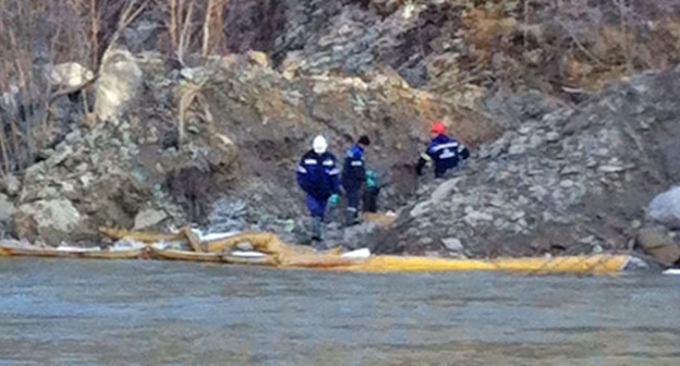 Рабочие на берегу реки Туапсе проводят работы по ликвидации последствий аварии на нефтепроводе. Декабрь 2014 г. Фото Анны Грицевич для "Кавказского узла"