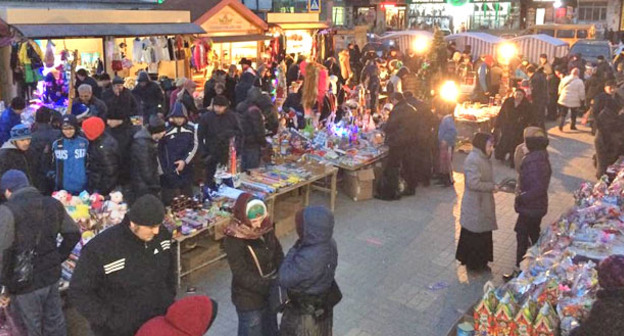 Праздничная торговля в Махачкале. 31 декабря 2014 г. Фото Магомеда Магомедова для "Кавказского узла"