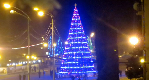 Новогодняя елка на Центральной площади в Степанакерте. Нагорный Карабах. Фото Алвард Григорян для "Кавказского узла"