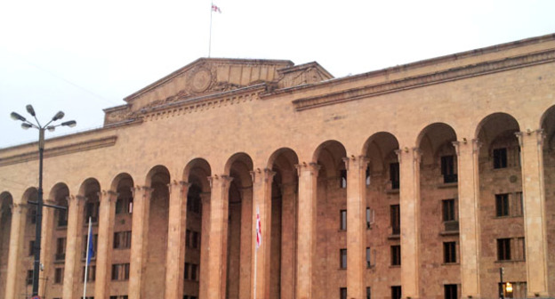 Здание парламента в Тбилиси. Фото Ахмеда Альдебирова для "Кавказского узла"