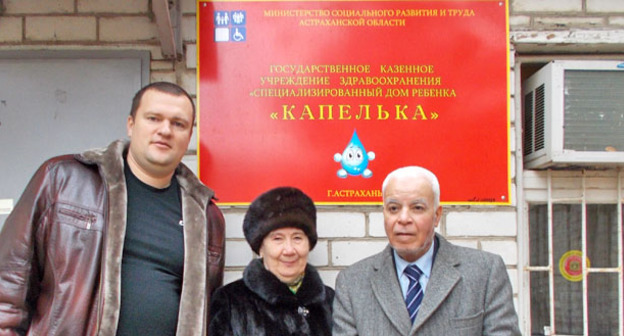 Сергей Марчуков, прихожанка мечети Хаджи Ряйся и доктор Махфуз Ахмед Мустафа (слева направо)привезли воспитанникам дома ребенка "Капелька" подарки. Астрахань, 3 января 2015 г. Фото Елены Гребенюк для "Кавказского узла"