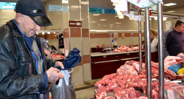 Покупатель на рынке. Сочи, 4 января 2015 г. Фото Светланы Кравченко для "Кавказского узла"