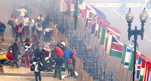 Первые минуты после взрыва в Бостоне. 15 апреля 2013 г. Фото: Aaron Tang https://ru.wikipedia.org