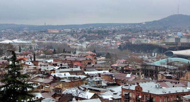 Вид на Тбилиси. Справа президентский дворец, на слева видна крыша минюста. Фото Ахмеда Альдебирова для "Кавказского узла"