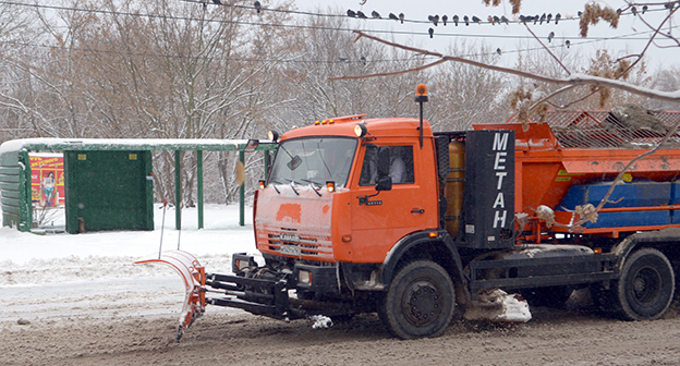 Снегоуборочная машина на улицах Ростова-на-Дону. Фото Олега Пчелова для "Кавказского узла"