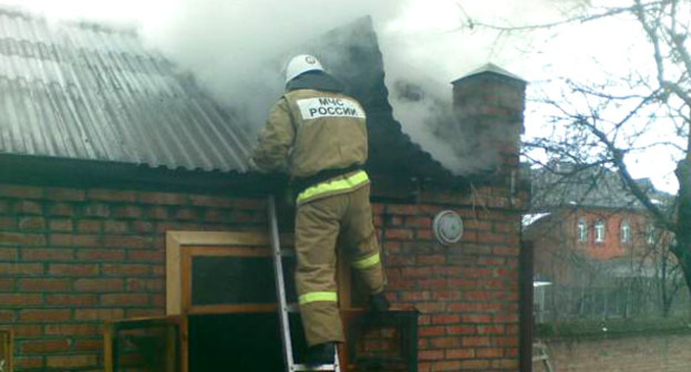 Сотрудник МЧС во время пожара. Фото: ГУ МЧС России по Республике Ингушетия