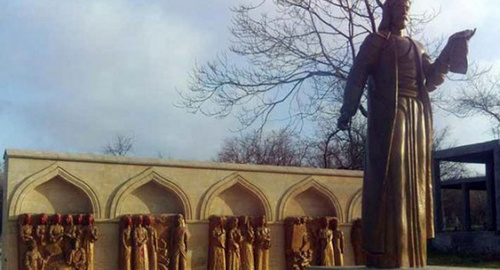 Памятник поэту Низами в Дербенте. Фото: http://haqqin.az/news/37071