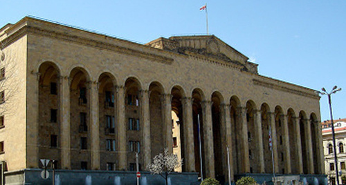 Парламент Грузии. Фото: http://newsgeorgia.ru/images/15123/61/151236119.jpg