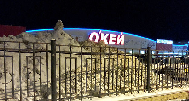 Снежные сугробы около магазина ОКЕY. Фото Олега Пчелова для "Кавказского узла"