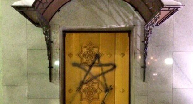 Оскорбительные рисунки и надписи обнаружили прихожане на стенах Мемориальной мечети на Поклонной горе. Москва, 12 января 2015 г. Фото: Азамат Минцаев facebook.com/mintsaev