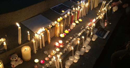 Зажженные свечи в память о расстрелянной в Гюмри семьи. Ереван, 13 января 2015 г. Фото http://www.tert.am/ru/news/2015/01/13/gyumri-momavarutyun/1558219