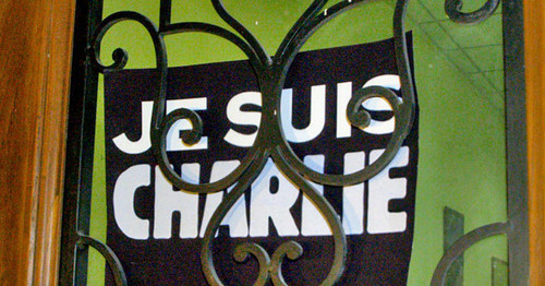 Табличка "Я - Шарли". Фото Беслана Кмузова для "Кавказского узла"