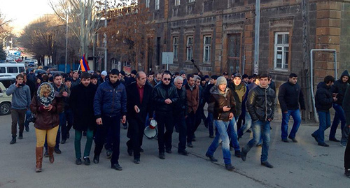 Протестующие направляются к российской военной базе. Фото Ваана Тумасяна