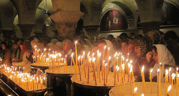 Во время Божественной литургии в Крипте Базилике в храме Святителя Николая в Бари. Фото:http://www.bargrad.ru/_mod_files/ce_images/photoalbum/generated/191210_06_vo_-vremya_bojestvennoy_liturgii_v_kripte_bazilike.1_600x450_pc.jpg