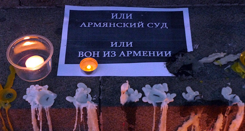 Люди зажигали свечи в память жертв солдата-убийцы. Фото Армине Мартиросян для "Кавказского узла"