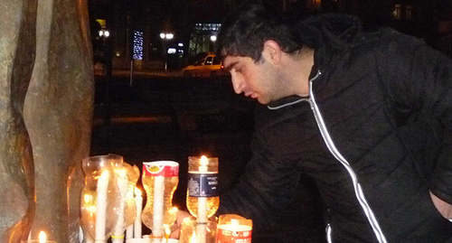 Жители Гюмри почтили память семьи Аветисянов зажжением свечей на центральной площади Вардананц в Гюмри. 14 января 2015 г. Фото Армине Мартиросян для "Кавказского узла"