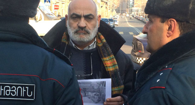 Участник акции с требованием передачи Армении российского солдата у посольства России в Армении. 15 января 2015 г. Фото http://www.tert.am/ru/news/2015/01/15/russia-1/1560229