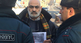 Участник акции с требованием передачи Армении российского солдата у посольства России в Армении. 15 января 2015 г. Фото http://www.tert.am/ru/news/2015/01/15/russia-1/1560229