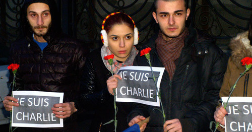 Участники акции памяти жертв теракта в Париже держат таблички с надписью "Я - Шарли". Тбилиси, 8 января 2015 г. Фото Беслана Кмузова для "Кавказского узла"