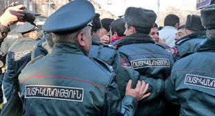 Сотрудники полиции во время акции протеста. Ереван, 15 января 2015 г. Фото Армине Мартиросян для "Кавказского узла" Сотрудники полиции во время акции протеста. Ереван, 15 января 2015 г. Фото Армине Мартиросян для "Кавказского узла"