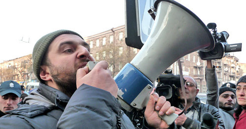 Участник акции протеста возле посольства РФ. Ереван, 15 января 2015 г. Фото Армине Мартиросян для "Кавказского узла"