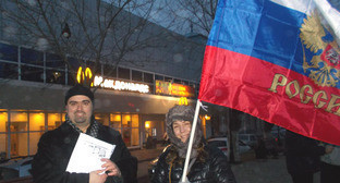 Сторонники Навального в пикете в центре Астрахани. 16 января 2015 г. Фото Елены Гребенюк для "Кавказского узла" Сторонники Навального в пикете в центре Астрахани. 16 января 2015 г. Фото Елены Гребенюк для "Кавказского узла"