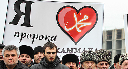 Плакаты на митинге "Ислам против терроризма и экстремизма" в Ингушетии. Фото: http://www.ingushetia.ru/photo/archives/022003.shtml