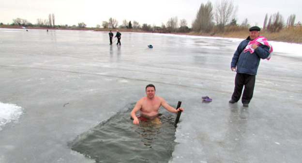 Крещенское омовение на озере Клетском в Среднеахтубинском районе Волгоградской области. 19 января 2015 г. Фото корреспондента "Кавказского узла" Вячеслава Ященко