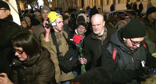 Акция памяти в день убийства адвоката Станислава Маркелова и журналистки "Новой газеты" Анастасии Бабуровой. Москва, 19 января 2015 г. Фото Юлии Буславской для "Кавказского узла" Акция памяти в день убийства адвоката Станислава Маркелова и журналистки "Новой газеты" Анастасии Бабуровой. Москва, 19 января 2015 г. Фото Юлии Буславской для "Кавказского узла"