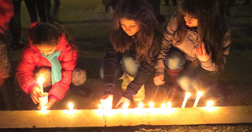 Акция зажжения свечей в память об умершем в больнице Сереже Авенисяне  прошла возле церкви Святого Акопа. Нагорный Карабах, 20 января 2015 г. Фото Алвард Григорян для «Кавказского узла»