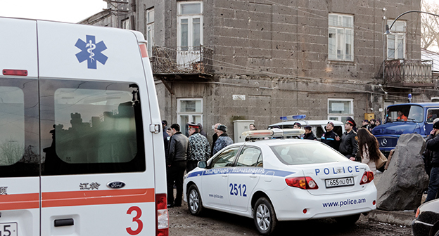 У церкви Святого Ншана дежурят бригада скорой помощи и полицейские. Фото Нарека Туманяна