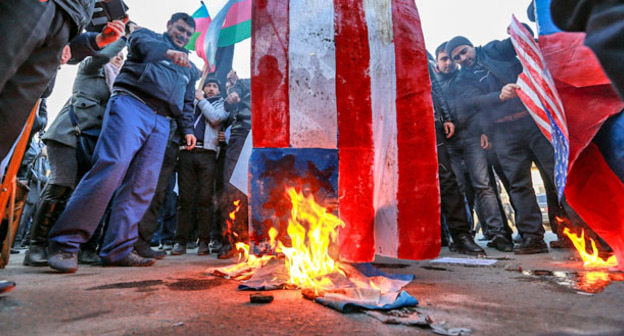Жители Нардарана жгут флаги Франции, Израиля и США. 21 января 2015 г. Фото Азиза Каримова для "Кавказского узла"