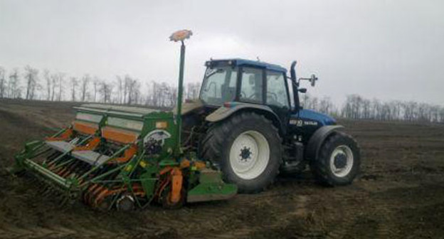 Трактор боронует поле. Фото http://pravitelstvo.kbr.ru/oigv/minselhoz/?PAGEN_1=2