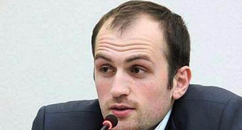 Тимур Куашев. Фото: https://www.change.org/p/%D1%81%D0%BB%D0%B5%D0%B4%D1%81%D1%82%D0%B2%D0%B5%D0%BD%D0%BD%D1%8B%D0%B9-%D0%BA%D0%BE%D0%BC%D0%B8%D1%82%D0%B5%D1%82-%D1%80%D1%84-%D0%B3%D0%B5%D0%BD%D0%B5%D1%80%D0%B0%D0%BB%D1%8C%D0%BD%D0%B0%D1%8F-%D0%BF%D1%80%D0%BE%D0%BA%D1%83%D1%80%D0%B0%D1%82%D1%83%D1%80%D0%B0-%D1%80%D1%84-%D1%81%D0%BB%D0%B5%D0%B4%D1%81%D1%82%D0%B2%D0%B5%D0%BD%D0%BD%D1%8B%D0%B9-%D0%BE%D1%82%D0%B4%D0%B5%D0%BB-%D0%BF%D0%BE-%D0%B3-%D0%BD%D0%B0%D0%BB%D1%8C%D1%87%D0%B8%D0%BA-%D1%82%D1%80%D0%B5%D0%B1%D1%83%D0%B5%D0%BC-%D1%80%D0%B0%D1%81%D1%81%D0%BB%D0%B5%D0%B4%D0%BE%D0%B2%D0%B0%D1%82%D1%8C-%D1%83%D0%B1%D0%B8%D0%B9%D1%81%D1%82%D0%B2%D0%BE-%D0%B6%D1%83%D1%80%D0%BD%D0%B0%D0%BB%D0%B8%D1%81%D1%82%D0%B0-%D1%82%D0%B8%D0%BC%D1%83%D1%80%D0%B0-%D0%BA%D1%83%D0%B0%D1%88%D0%B5%D0%B2%D0%B0-%D0%BD%D0%B0%D0%B9%D1%82%D0%B8-%D0%B7%D0%B0%D0%BA%D0%B0%D0%B7%D1%87%D0%B8%D0%BA%D0%BE%D0%B2-%D0%B8-%D0%B8%D1%81%D0%BF%D0%BE%D0%BB%D0%BD%D0%B8%D1%82%D0%B5%D0%BB%D0%B5%D0%B9 Тимур Куашев. Фото: https://www.change.org/p/%D1%81%D0%BB%D0%B5%D0%B4%D1%81%D1%82%D0%B2%D0%B5%D0%BD%D0%BD%D1%8B%D0%B9-%D0%BA%D0%BE%D0%BC%D0%B8%D1%82%D0%B5%D1%82-%D1%80%D1%84-%D0%B3%D0%B5%D0%BD%D0%B5%D1%80%D0%B0%D0%BB%D1%8C%D0%BD%D0%B0%D1%8F-%D0%BF%D1%80%D0%BE%D0%BA%D1%83%D1%80%D0%B0%D1%82%D1%83%D1%80%D0%B0-%D1%80%D1%84-%D1%81%D0%BB%D0%B5%D0%B4%D1%81%D1%82%D0%B2%D0%B5%D0%BD%D0%BD%D1%8B%D0%B9-%D0%BE%D1%82%D0%B4%D0%B5%D0%BB-%D0%BF%D0%BE-%D0%B3-%D0%BD%D0%B0%D0%BB%D1%8C%D1%87%D0%B8%D0%BA-%D1%82%D1%80%D0%B5%D0%B1%D1%83%D0%B5%D0%BC-%D1%80%D0%B0%D1%81%D1%81%D0%BB%D0%B5%D0%B4%D0%BE%D0%B2%D0%B0%D1%82%D1%8C-%D1%83%D0%B1%D0%B8%D0%B9%D1%81%D1%82%D0%B2%D0%BE-%D0%B6%D1%83%D1%80%D0%BD%D0%B0%D0%BB%D0%B8%D1%81%D1%82%D0%B0-%D1%82%D0%B8%D0%BC%D1%83%D1%80%D0%B0-%D0%BA%D1%83%D0%B0%D1%88%D0%B5%D0%B2%D0%B0-%D0%BD%D0%B0%D0%B9%D1%82%D0%B8-%D0%B7%D0%B0%D0%BA%D0%B0%D0%B7%D1%87%D0%B8%D0%BA%D0%BE%D0%B2-%D0%B8-%D0%B8%D1%81%D0%BF%D0%BE%D0%BB%D0%BD%D0%B8%D1%82%D0%B5%D0%BB%D0%B5%D0%B9