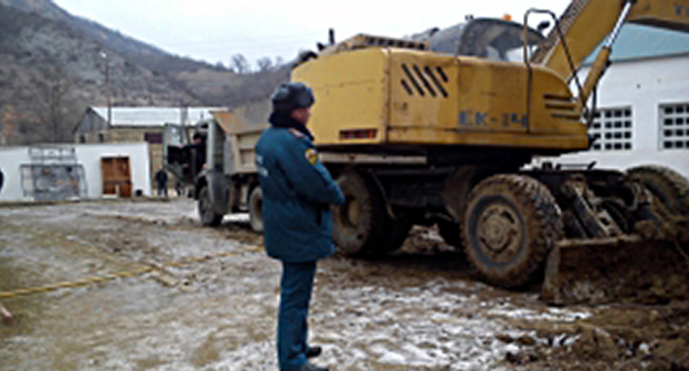 Ремонтно-восстановительные работы в Табасаранском районе. Фото: http://05.mchs.gov.ru/upload/site37/document_operational/wKiUZZanhZ-big-350.jpg