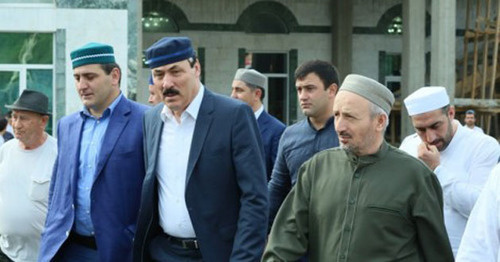 Рамазан Абдулатипов (в центре) возле центральной Дмума-Мечети Дагестана. Фото: молодежный портал  http://dagstudent.ru/