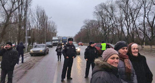 Жители Минеральных Вод перекрыли трассу "Кавказ". 24 января 2015 г. Фото http://bloknot-stavropol.ru/ Жители Минеральных Вод перекрыли трассу "Кавказ". 24 января 2015 г. Фото http://bloknot-stavropol.ru/