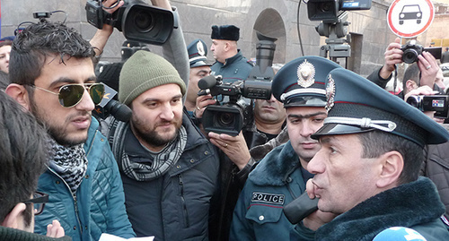 Участники протестных выступлений в Ереване беседуют с представителем МВД Армении. Фото Армине Мартиросян для "Кавказского узла"