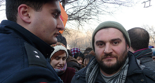 Участник протестных выступлений около российского посольства в Ереване. Фото Армине Мартиросян для "Кавказского узла" 