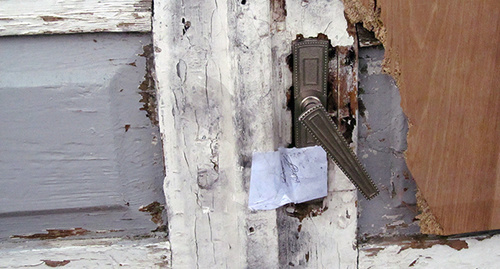 Дверь в доме семьи Аветисян опечатана. Фото Тиграна Петросяна для "Кавказского узла"