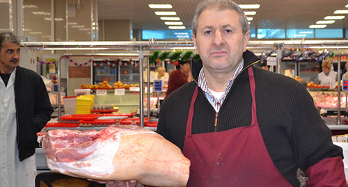 Продавец мяса. Фото Светланы Кравченко для "Кавказского узла"