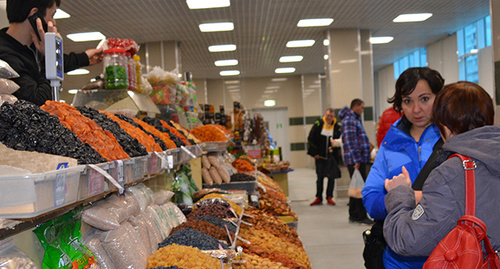 Покупатели на рынке. Фото Светланы Кравченко для "Кавказского узла"